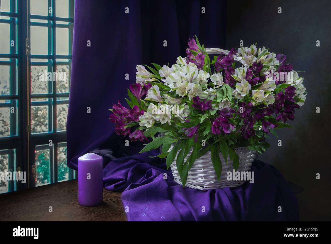 Still life with splendid bouquet of flowers Stock Photo - Alamy