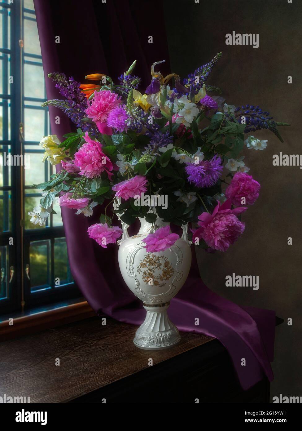 Still life with splendid bouquet of flowers Stock Photo - Alamy