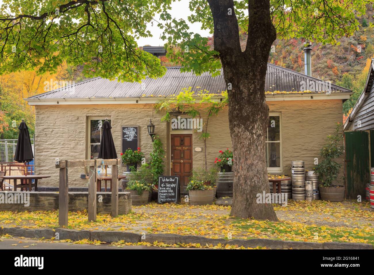 'The Fork and Tap', a bar and restaurant in a historic 1870s building in Arrowtown, New Zealand Stock Photo