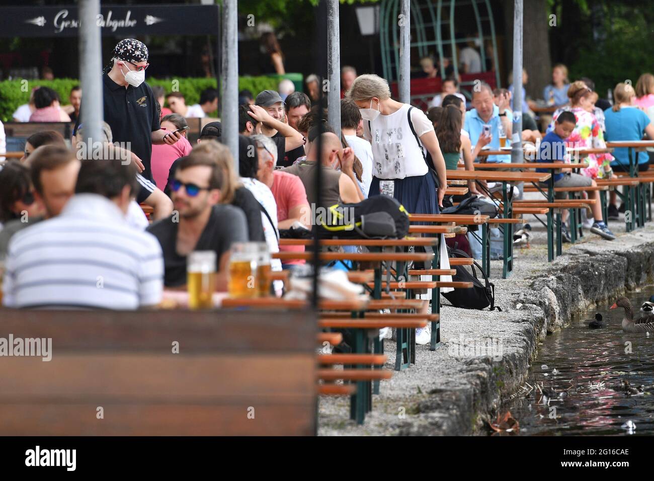 Munich, Germany. 05th June, 2021. Opening of the outdoor catering in Bavaria. Well-attended beer garden from the Seehaus in the English Garden on Kleinhesseloher See in Munich, guests, visitors. English garden beer garden in Munich, guests, visitors. Credit: dpa/Alamy Live News Stock Photo
