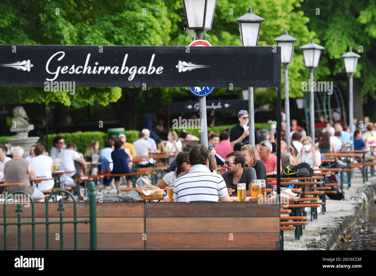 Munich, Germany. 05th June, 2021. Opening of the outdoor catering in Bavaria. Well-attended beer garden from the Seehaus in the English Garden on Kleinhesseloher See in Munich, guests, visitors. English garden beer garden in Munich, guests, visitors. Credit: dpa/Alamy Live News Stock Photo