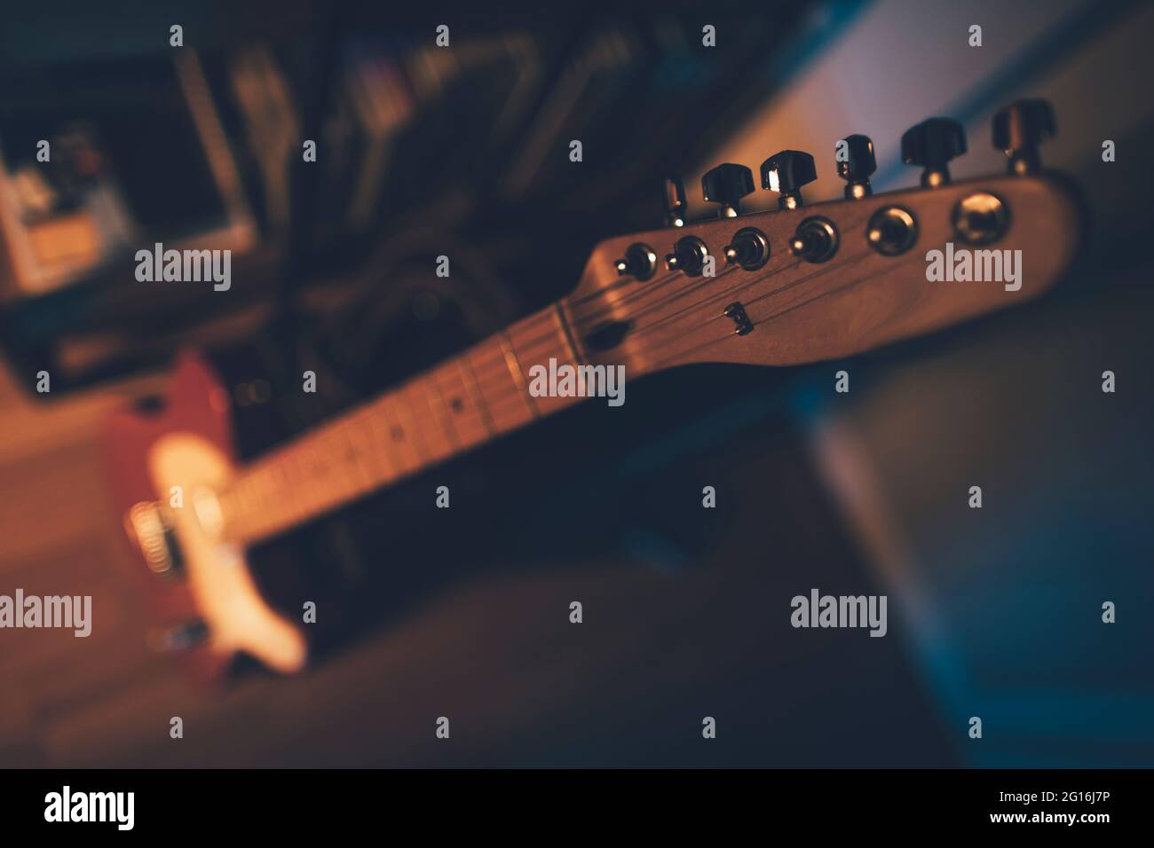 Selective focus of electric guitar head and tuning keys Stock Photo - Alamy