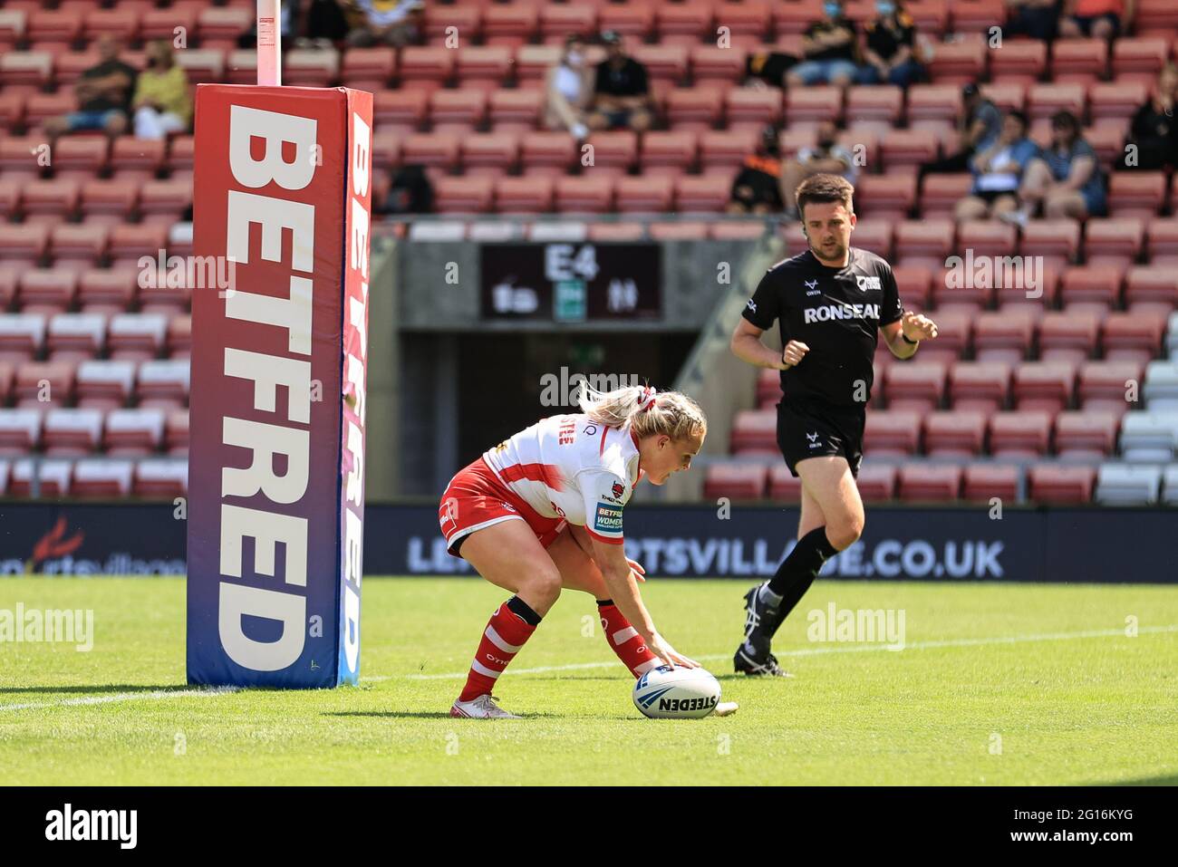 Amy Hardcastle (4) of St Helens breaks free to go over for a solo try between the sticks Stock Photo