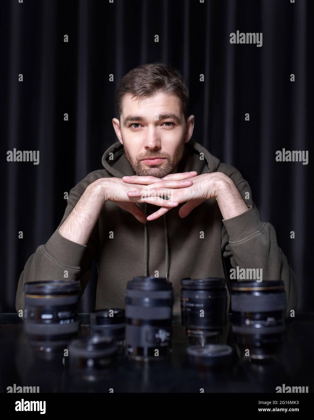 Male photographer camera table hi-res stock photography and images - Alamy