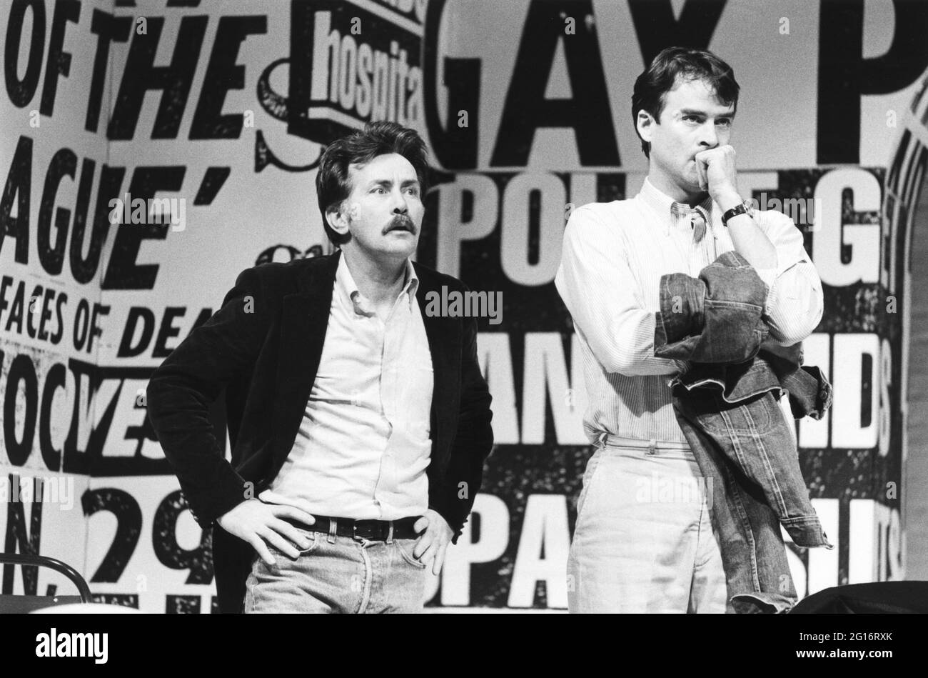 l-r: Martin Sheen (Ned Weeks), John Terry (Bruce Niles) in THE NORMAL HEART by Larry Kramer at the Royal Court Theatre, London SW1 20/03/1986  design: Geoff Rose  lighting: Gerry Jenkinson  director: David Hayman Stock Photo