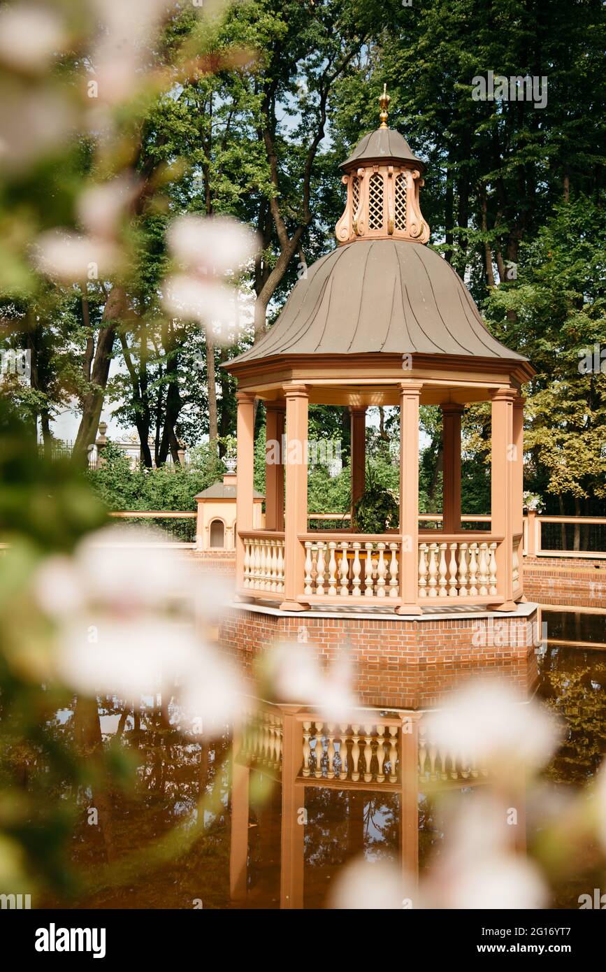 Gazebo in garden summer house hi-res stock photography and images - Alamy