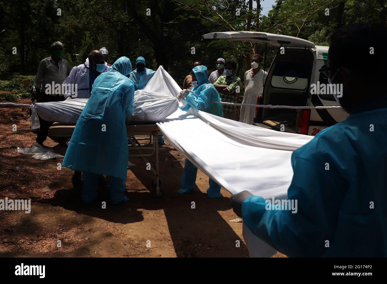 Chennai, India. 05th June, 2021. Volunteers along with graveyard workers wearing protective gear prepare to bury the body of a man who died of Covid-19 corona virus in a burial pit in Chennai. (Photo by Sri Loganathan Velmurugan/Pacific Press) Credit: Pacific Press Media Production Corp./Alamy Live News Stock Photo