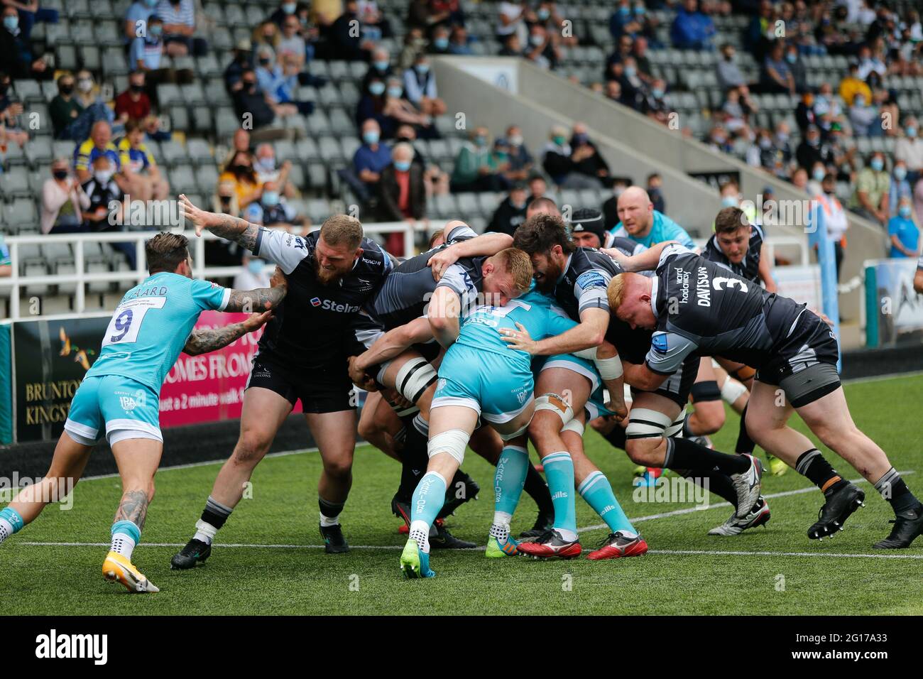 Newcastle, UK. 20th Mar, 2021. NEWCASTLE UPON TYNE, UK. JUNE 5TH An unstoppable juggernaut as Falcons players drive George McGuigan to the try line during the Gallagher Premiership match between Newcastle Falcons and Worcester Warriors at Kingston Park, Newcastle on Saturday 5th June 2021. (Credit: Chris Lishman | MI News) Credit: MI News & Sport /Alamy Live News Stock Photo