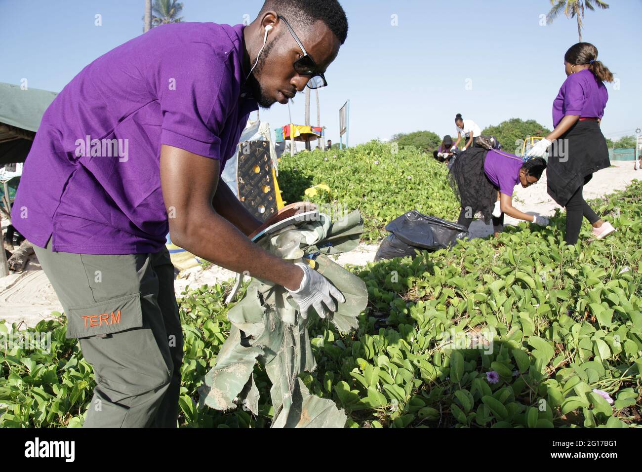 Dar Es Salaam, Tanzania. 5th June, 2021. Volunteers pick up garbage during an event marking the World Environment Day at a beach in Dar es Salaam, Tanzania, June 5, 2021. Saturday marks this year's World Environment Day with the theme of 'Ecosystem Restoration'. Credit: Herman Emmanuel/Xinhua/Alamy Live News Stock Photo
