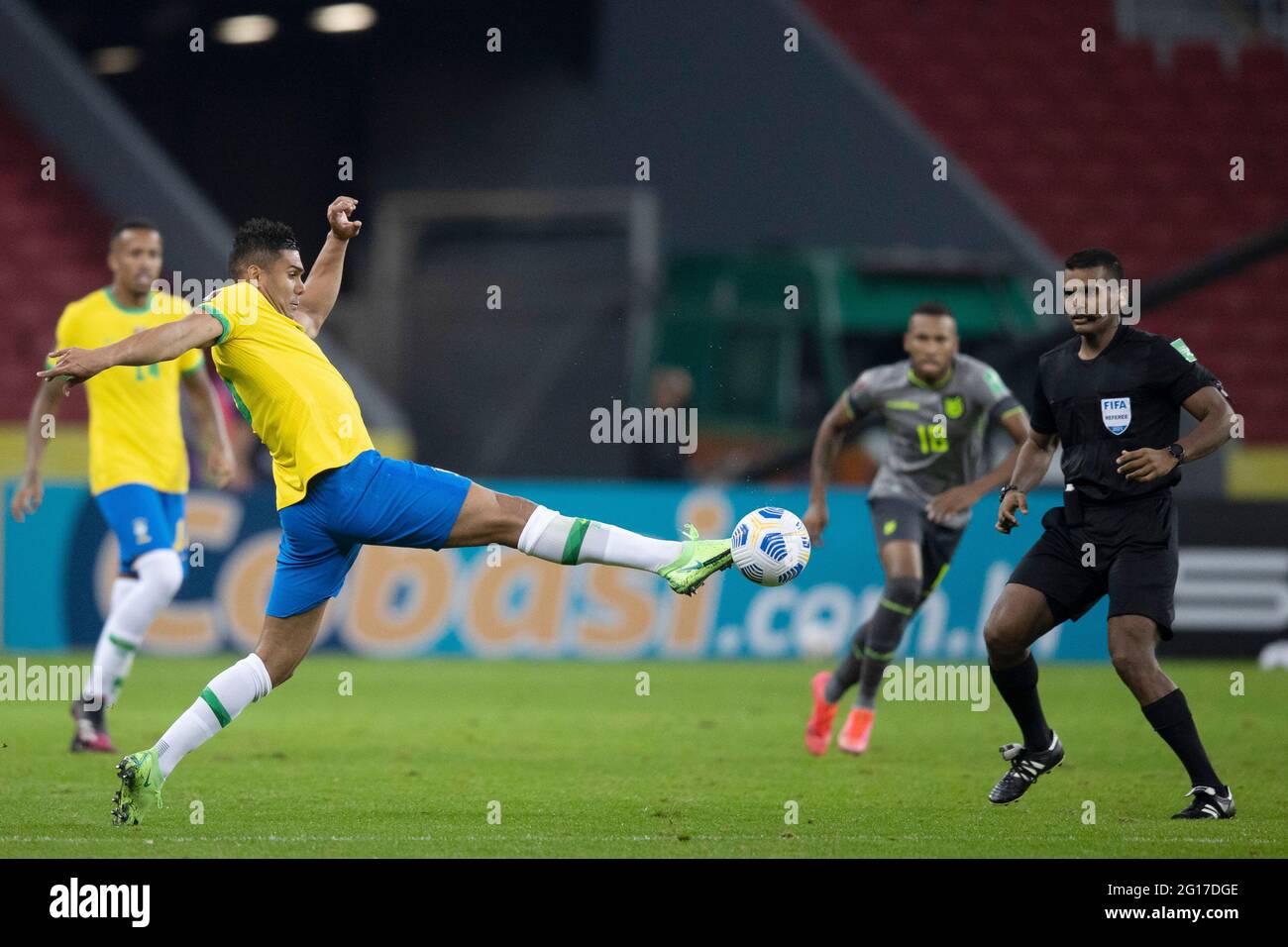Beira-Rio Stadium, Porto Alegre, Brazil. 4th June, 2021. World Cup 2022 qualifiers; Brazil versus Ecuador; Casemiro of Brazil stretches for the ball in front of referee Alexis Herrera Credit: Action Plus Sports/Alamy Live News Stock Photo