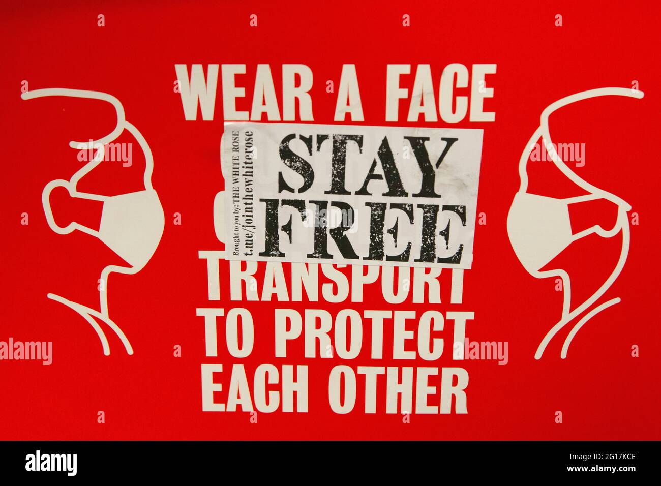 London, UK, 3 June 2021: While most people wear face masks on public transport, a few don't due to health issue or as a rebellion against government advice. A sticker from the Join The White Rose movement advises 'Stay Free', defacing a Transport for London and Mayor of London poster asking people to wear face masks to reduce the spread of covid. Anti-vaxxers and lockdown sceptics are campaigning in defiance of scientific advice and a possible third wave of covid infections in the UK. Anna Watson/Alamy Stock Photo