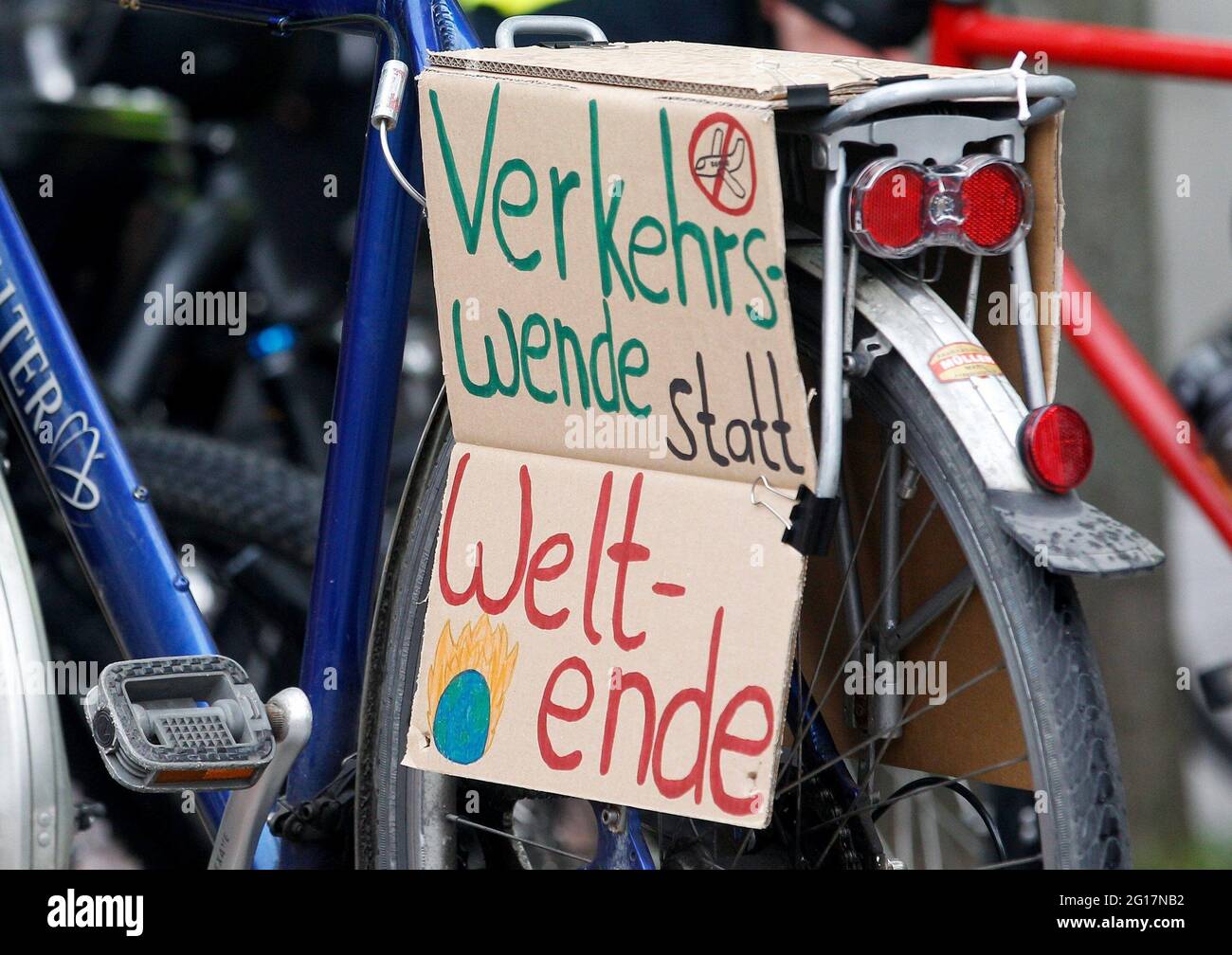 Dortmund, Germany. 05th June, 2021. Bicycle activists and climate protectors have mounted a banner "Verkehrswende statt Weltende" on a bicycle. The initiative Aufbruch Fahrrad and Fridays for Future criticize a sluggish mobility turnaround and a lack of speed in the expansion of the cycle expressway Ruhr. Credit: Roland Weihrauch/dpa/Alamy Live News Stock Photo