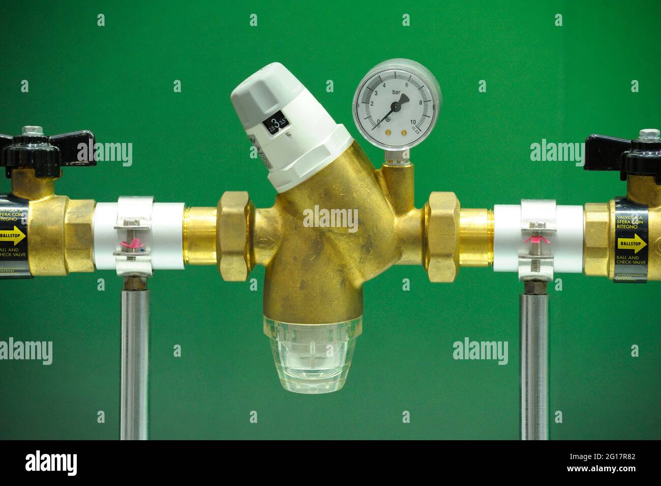 Plumbing. Pressure reducer ball valves pipe Stock Photo Alamy