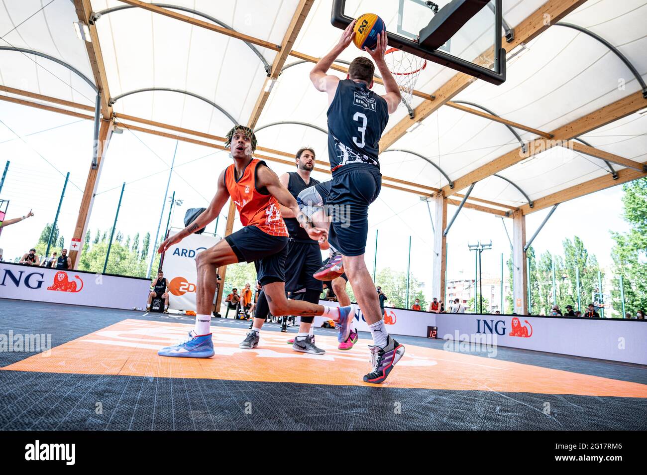 Berlin, Germany. 05th June, 2021. Finals 2021 - 3x3 Basketball Men:  Phillipp Gruber (Bonn 2, r) shoots the ball in the qualification game  against Aachen. Credit: Fabian Sommer/dpa/Alamy Live News Stock Photo -  Alamy