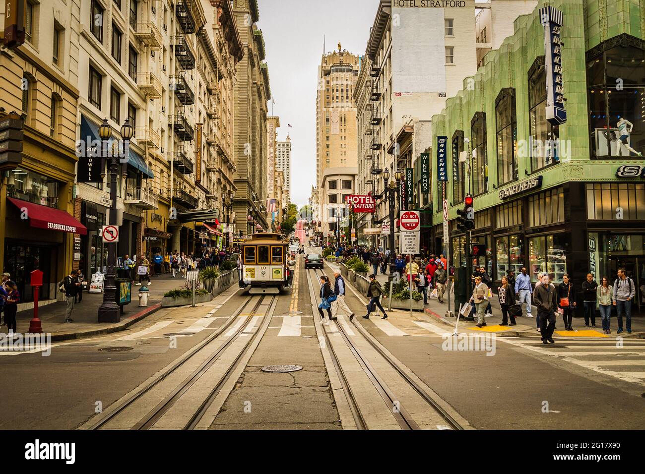 People posing for the camera on the cable car on Powell Street, San Francisco Stock Photo