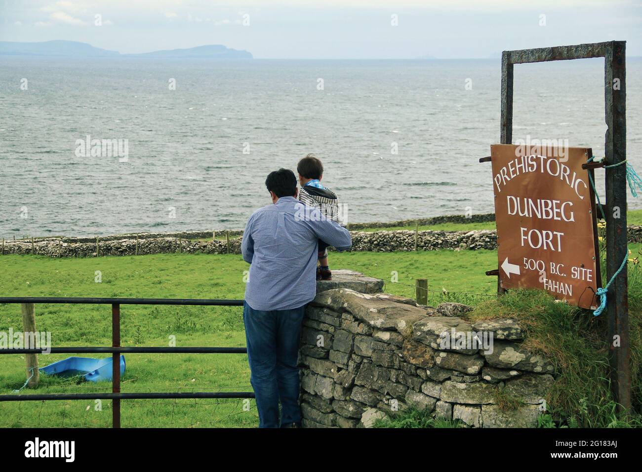 Sign Board at the entrance of Prehistoric Dún Beag fort in Dingle Peninsula, Ireland Stock Photo