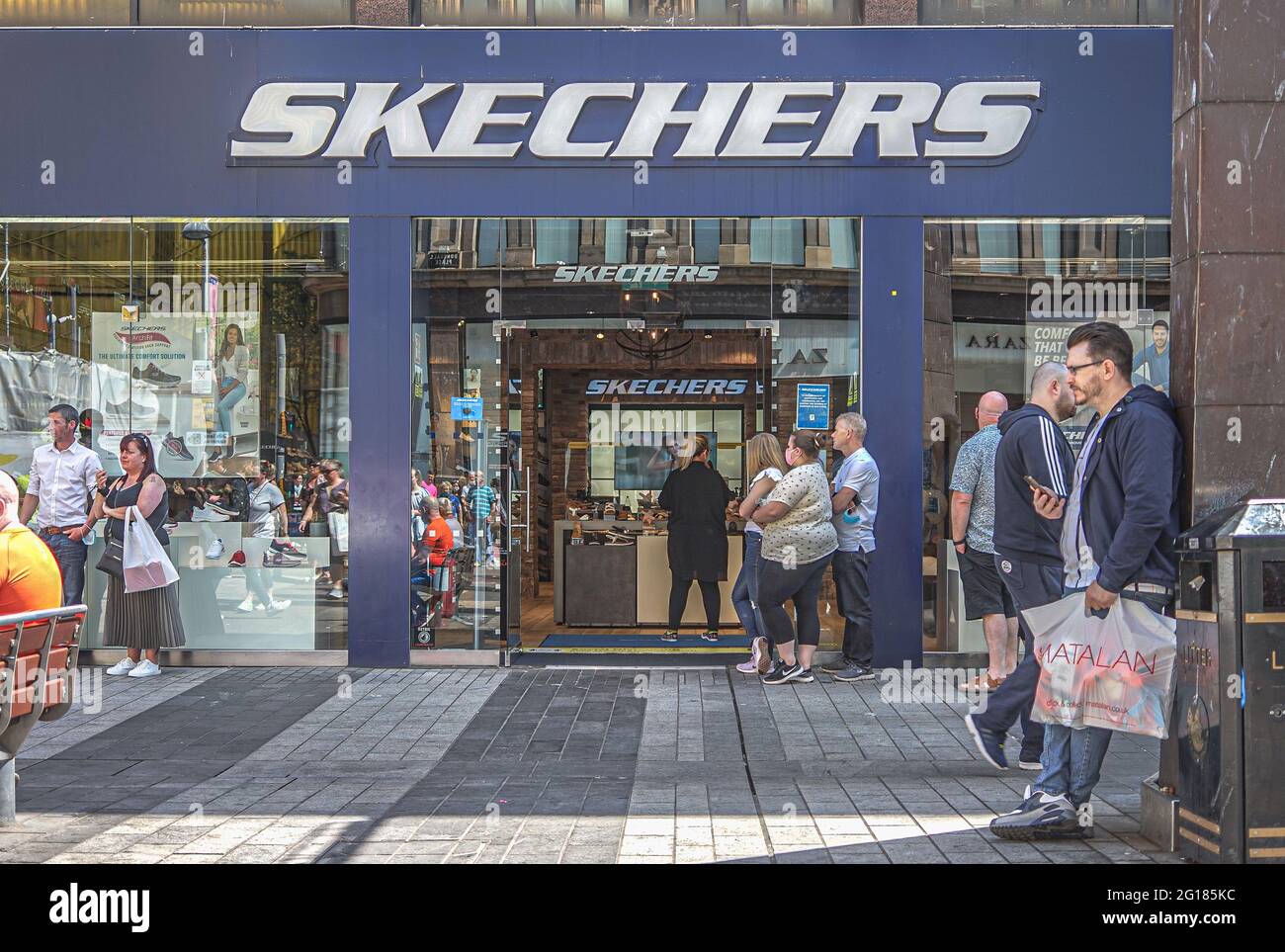Sketchers store hi-res stock photography and images - Alamy