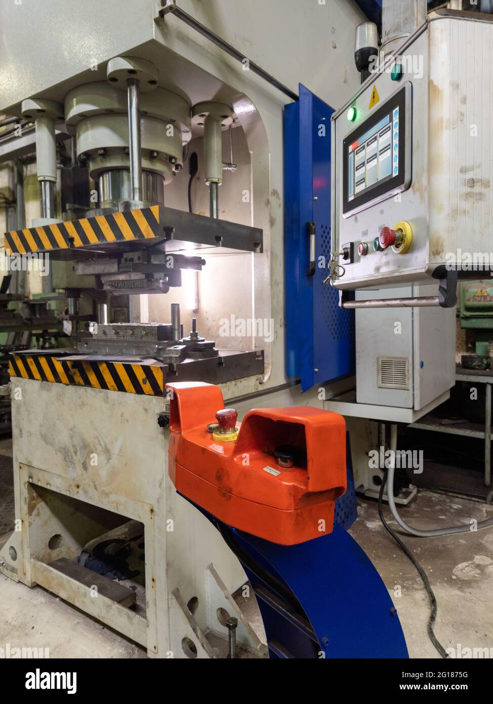 computer controlled medium size hydraulic press brake with tool Stock