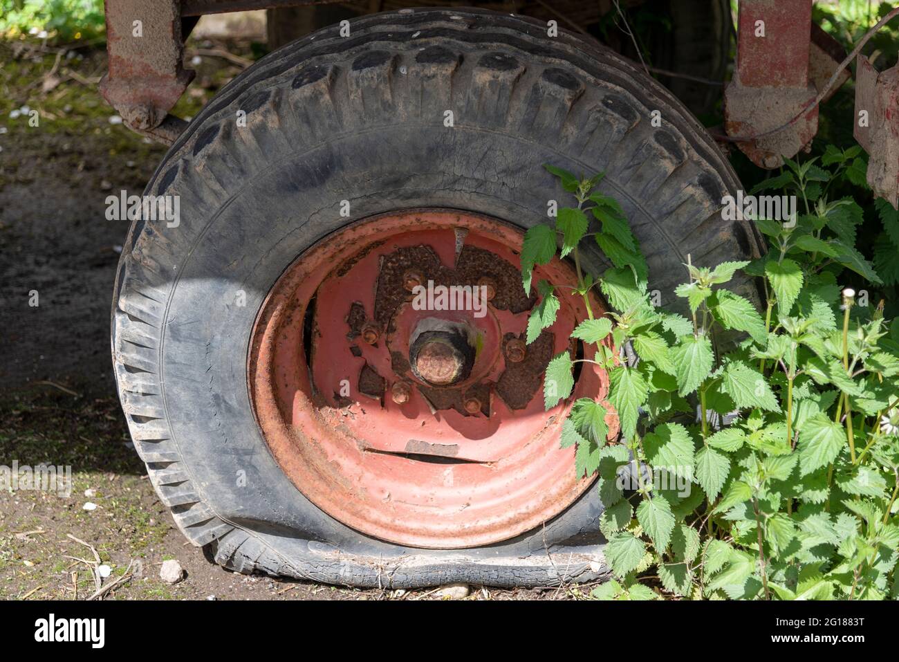 Platter Reifen eines alten Anhängers Stock Photo