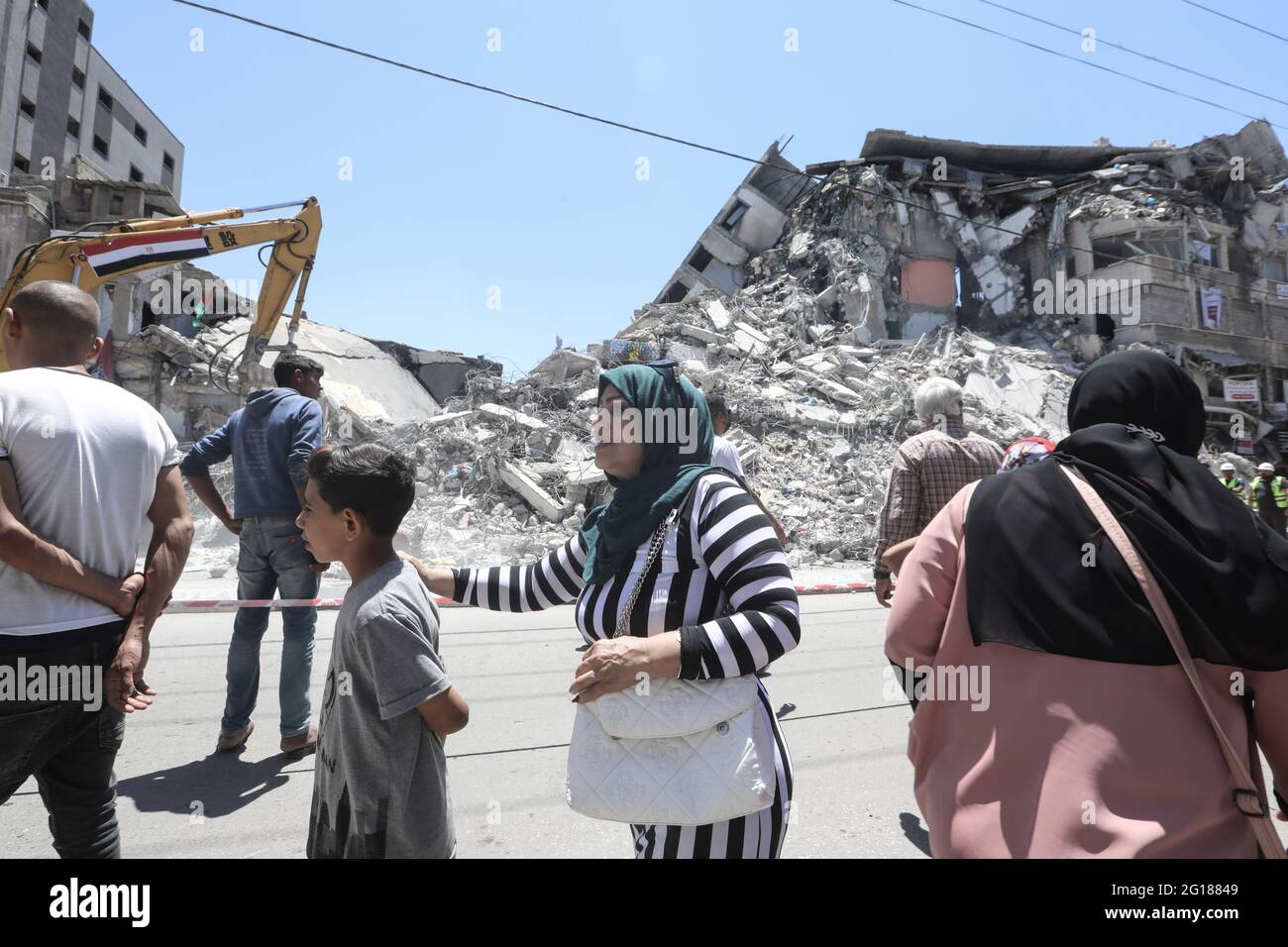 Gaza City. 5th June 2021. Egyptian equipment and excavations remove buildings and cleaning up the city destroyed by Israeli warplanes. Stock Photo