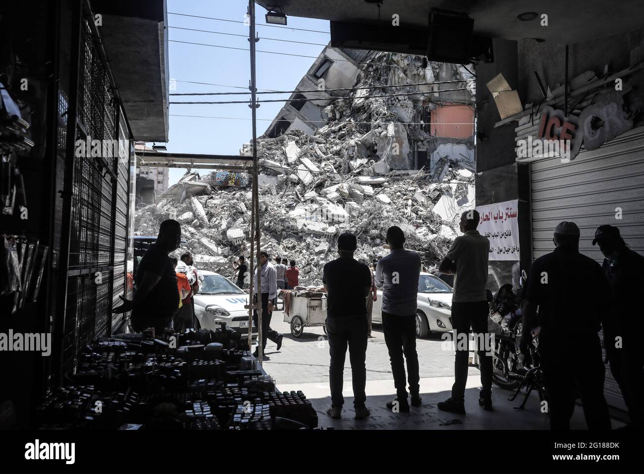 Gaza City. 5th June 2021. Egyptian equipment and excavations remove buildings and cleaning up the city destroyed by Israeli warplanes. Stock Photo
