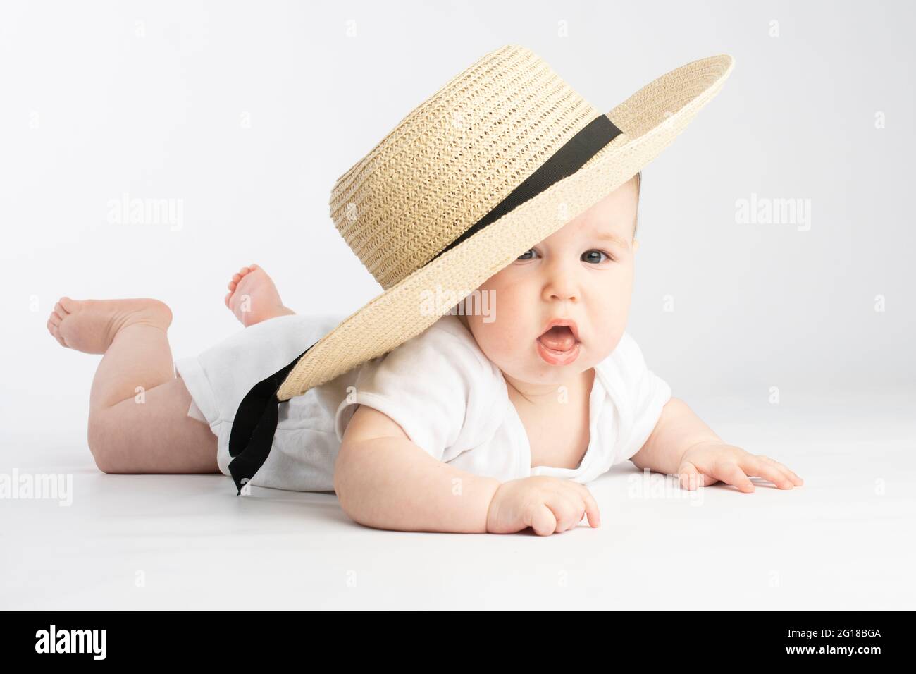 Big hat child hi-res stock photography and images - Alamy