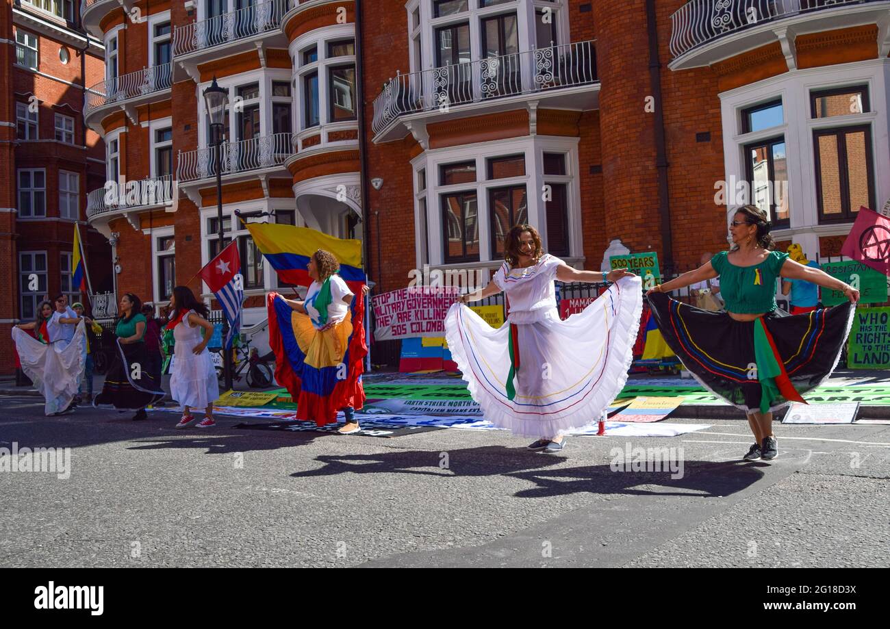 London, UK. 05th June, 2021. Dancers perform outside the Colombian Embassy in London during the demonstration.A demonstration was held outside the embassy in Knightsbridge as part of the ongoing protests against the current Colombian government. Credit: SOPA Images Limited/Alamy Live News Stock Photo
