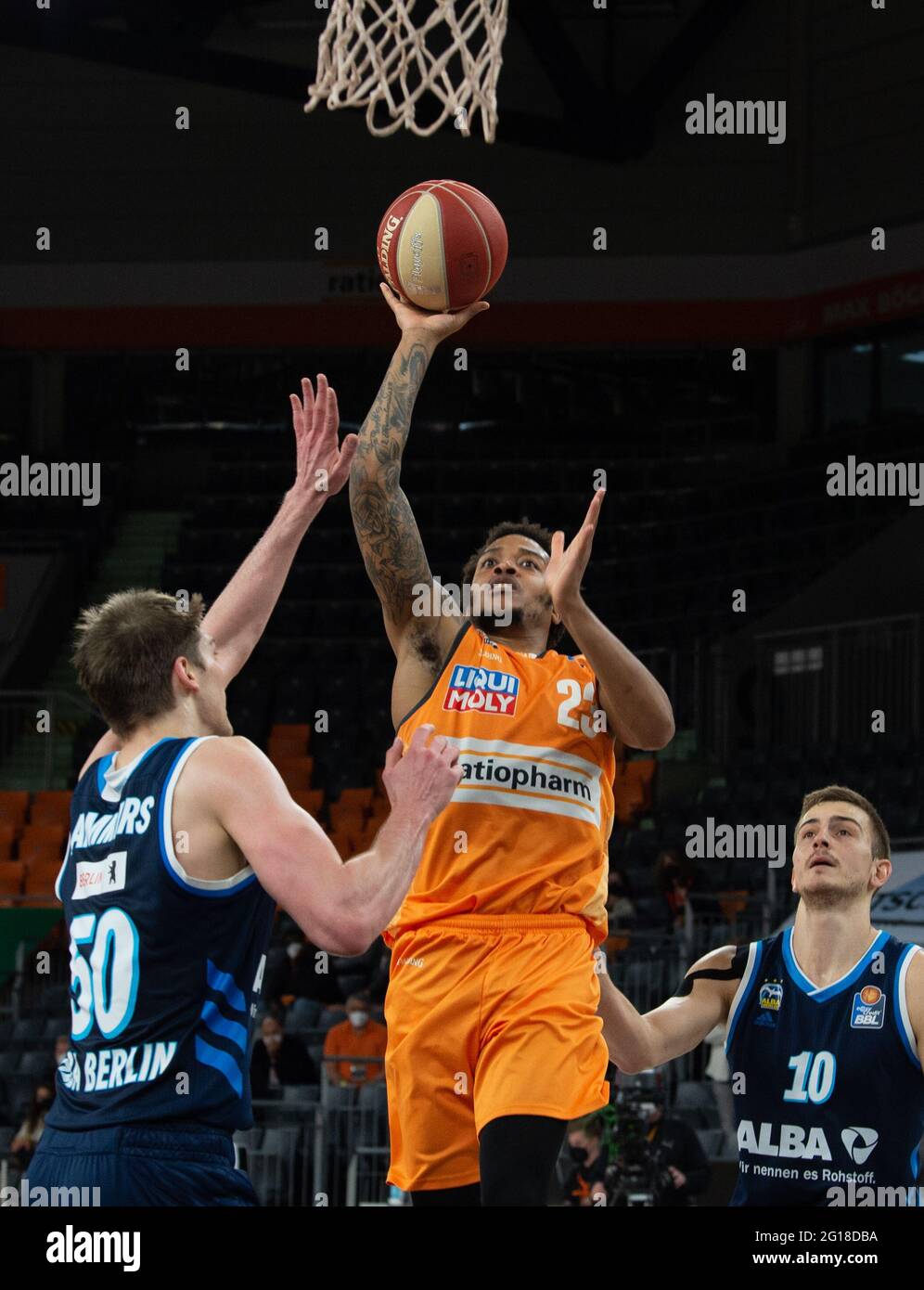 Neu Ulm Germany 05th June 21 Basketball Bundesliga Ratiopharm Ulm Alba Berlin Championship Round Semi Final Matchday 4 At The Rartiopharm Arena Ulm S Troy Caupain M Gets His Way Against Berlin S Ben Neu Ulm Germany 05th June 21 Basketball Bundesliga Ratiopharm Ulm Alba Berlin Championship Round Semi Final Matchday 4 At The Rartiopharm Arena Ulm S Troy Caupain M Gets His Way Against Berlin S Ben