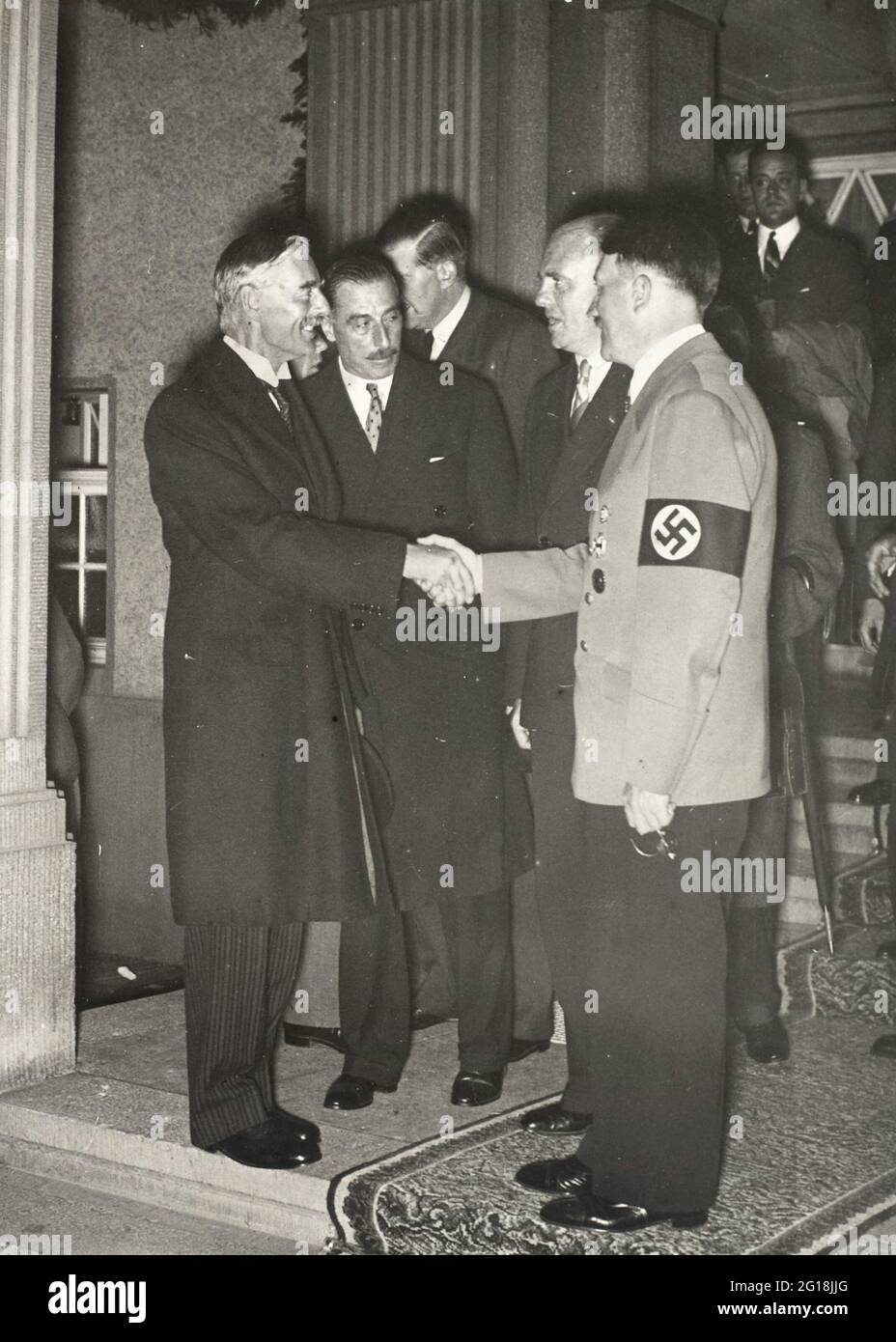 The Munich Agreement 1938: British Prime Minister Neville Chamberlain shales hands with Adolf Hitler Stock Photo