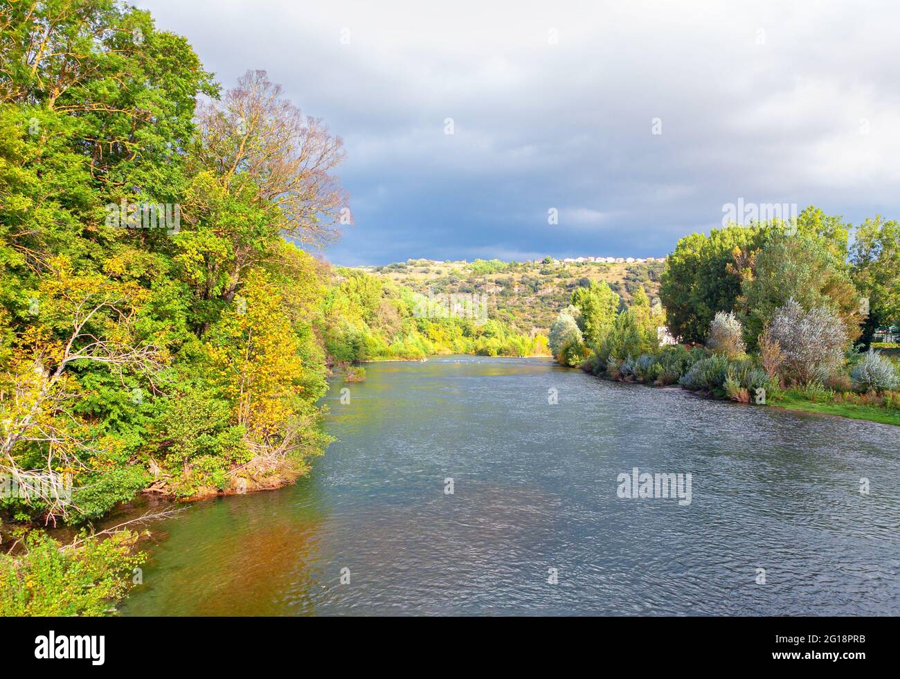 Tarn Rivière Tarn River in Millau France . River flowing through rolling hills Stock ...