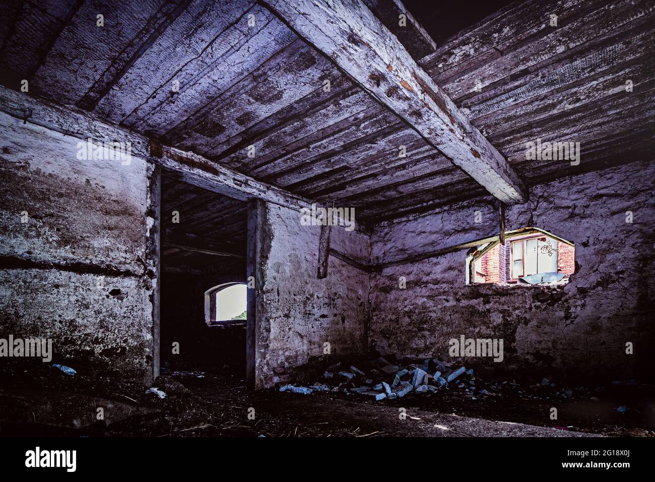 Alptraum Horror Keller in einer alten, verlassene Scheune im 'The Blair Witch Project' Stil. Leerstehende, unbewohnte Architektur, Abandoned Place Stock Photo