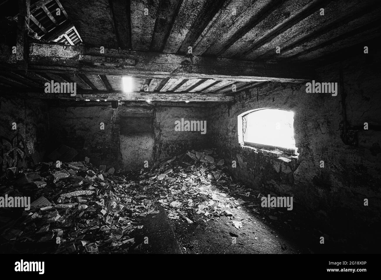Alptraum Horror Keller in einer alten, verlassene Scheune im 'The Blair Witch Project' Stil. Leerstehende, unbewohnte Architektur, Abandoned Place Stock Photo