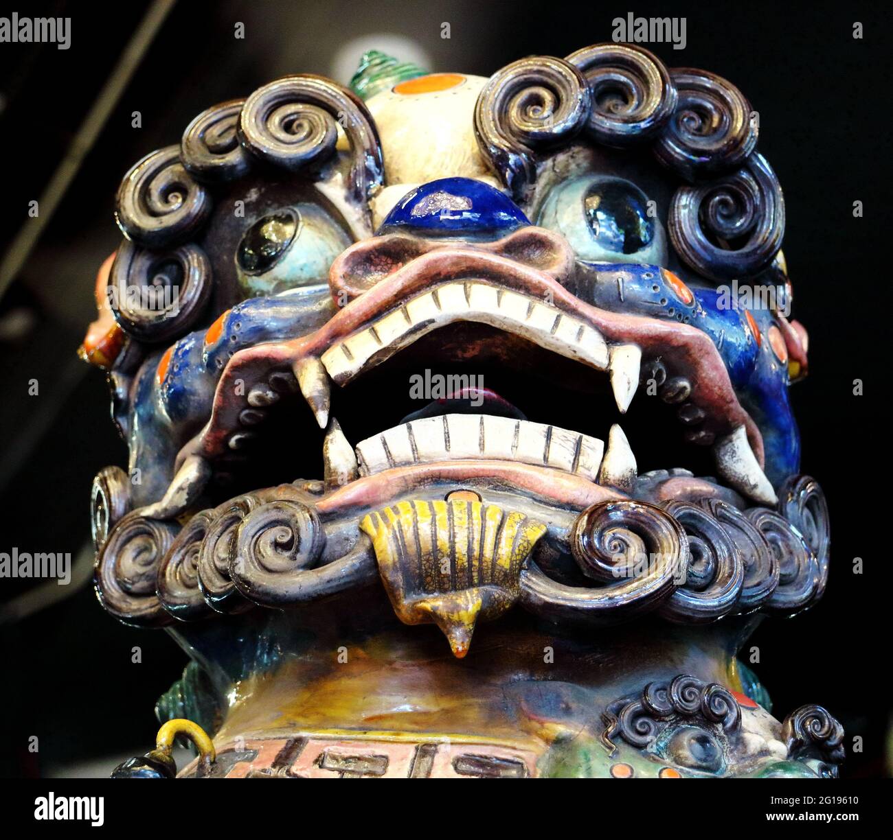 Lion head sculpture hi-res stock photography and images - Alamy