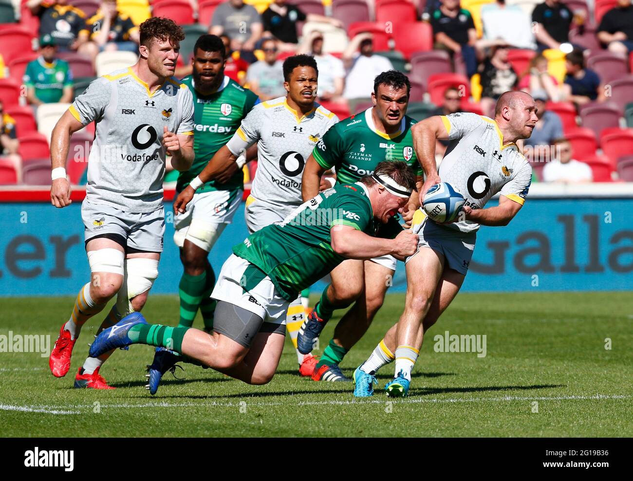 BRENTFORD, ENGLAND - JUNE 05: Dan Robson of Wasps RFC gets tackled by Will Goodrick-Clarke of London Irish during Gallagher Premiership between London Irish and Wasps at Brentford Community Stadium , Brentford, UK on  05th June 2021 Stock Photo