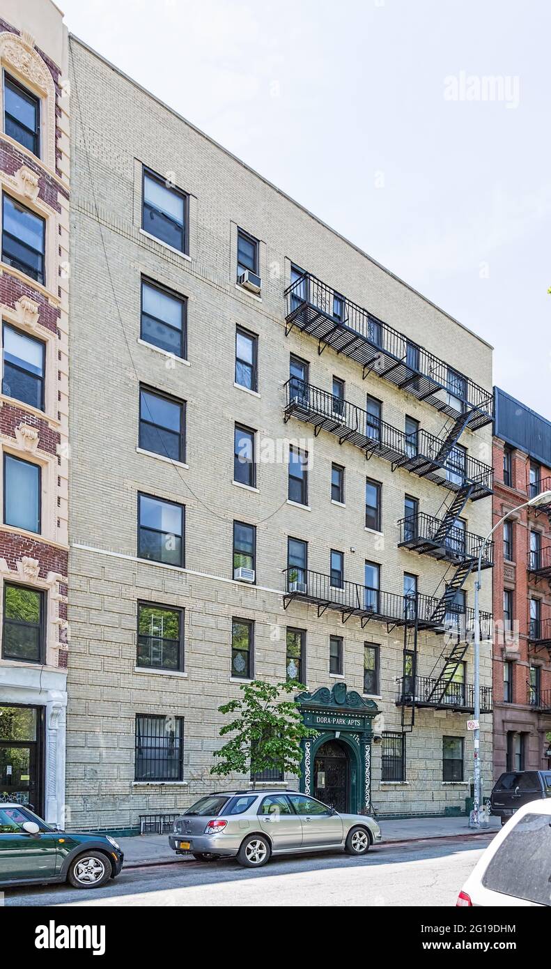 Dora Park Apartments 172 E 7th Street Stock Photo Alamy