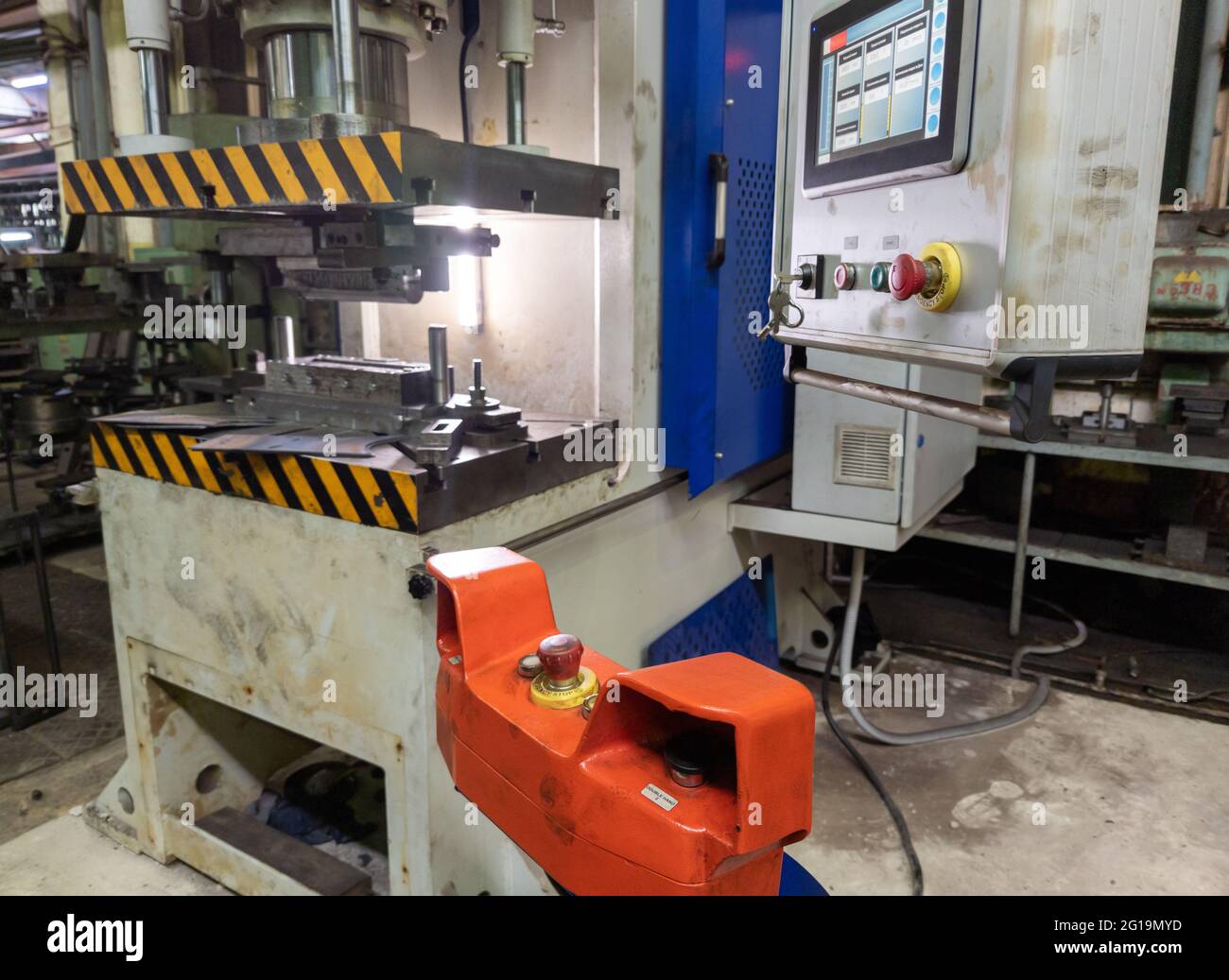 computer controlled medium size hydraulic press brake with tool Stock