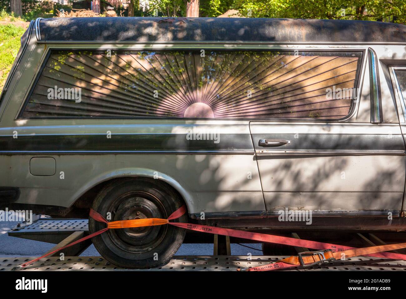 an old hearse stands secured on a tow trailer, Wuppertal, North Rhine-Westphalia, Germany.  ein alter Leichenwagen steht gesichert auf einem Abschlepp Stock Photo