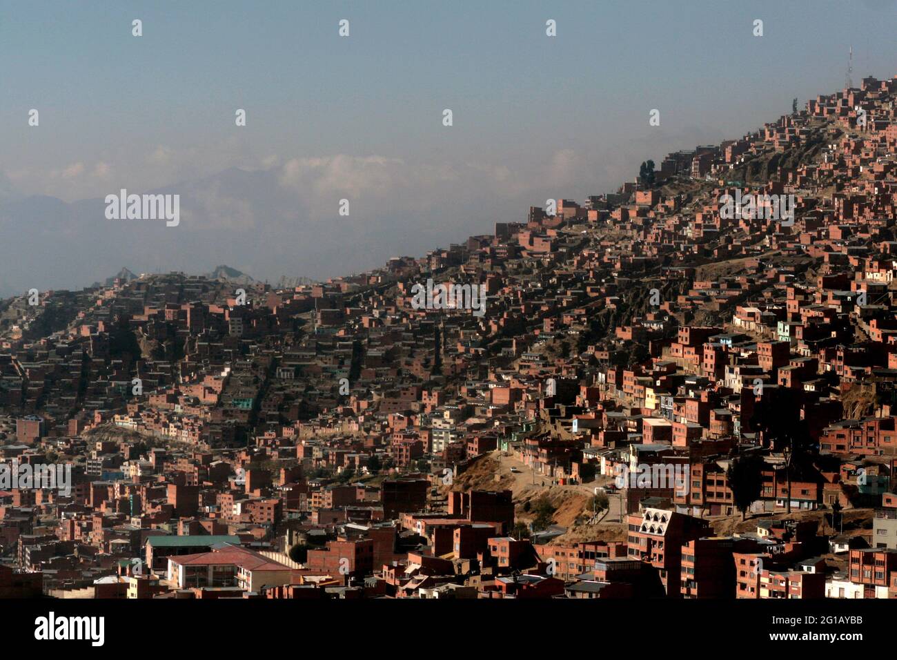 La Paz aparece como una gran ciudad moderna y homognea que no se puede palpar, pero el caminar por sus calles devela el latido diverso y mœltiple de sus habitantes. Cholas, estudiantes, madres con sus 'wawas' a la espalda, oficinistas, configuran el h’brido paisaje pace–o, una ciudad habitada por diferentes etnias, aymara, quechua y descendientes de incas. /  La Paz apears as a great modern city although untouchable. But walking along its streets unveils the multiple and diverse heartbeat of its people. 'Cholas', students, mothers holding their 'wawas' (babies) on their backs and office worke Stock Photo
