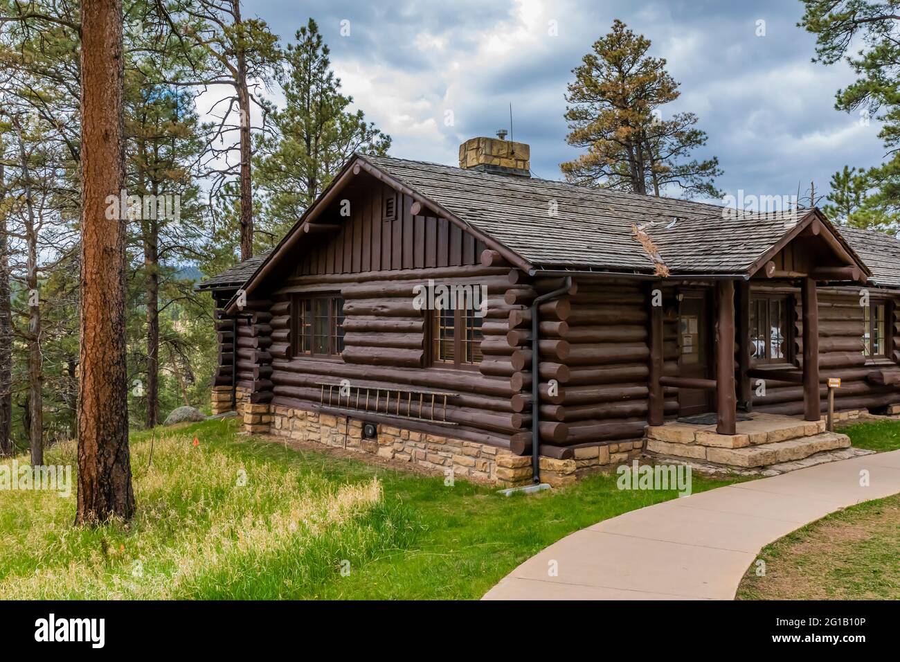 The CCC built the visitor center and other buildings from Ponderosa Pine logs, Devils Tower National Monument, Wyoming, USA Stock Photo
