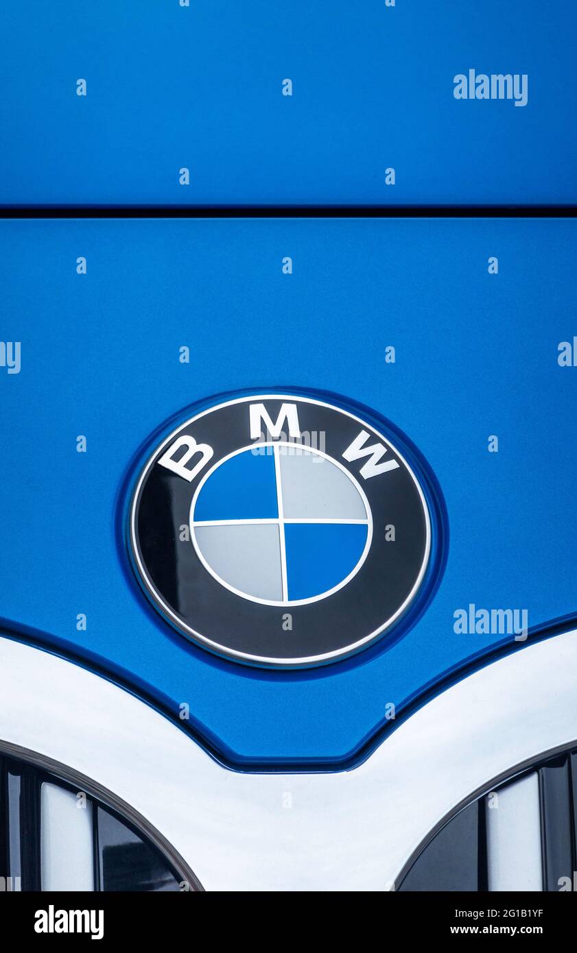 Bmw logo hood hi res stock photography and images Alamy
