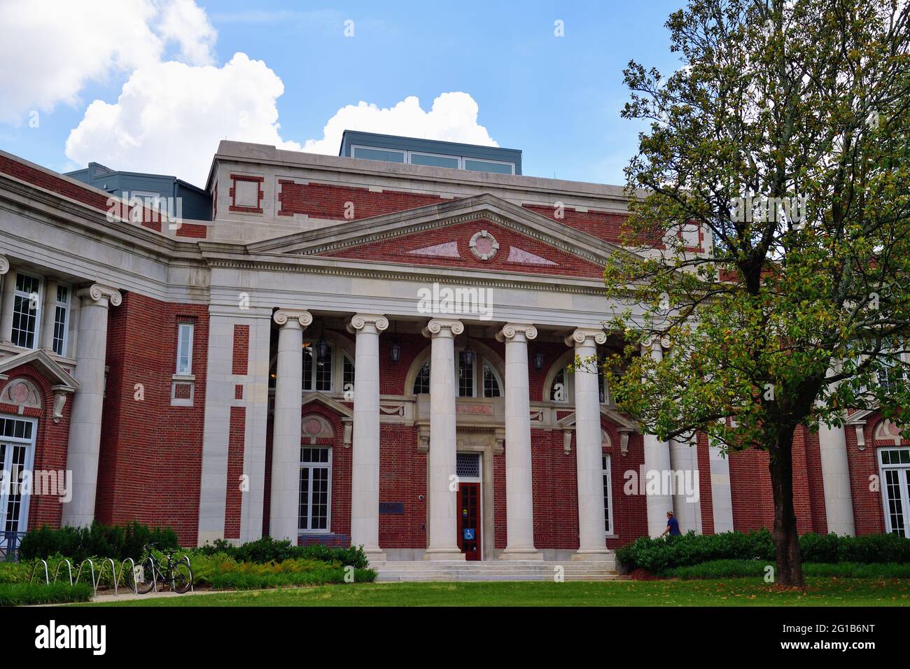 Nashville, Tennessee, USA. Academic buildings along Magnolia Circle on the campus of Vanderbilt University. Pictured is the Mayborn Building. Stock Photo