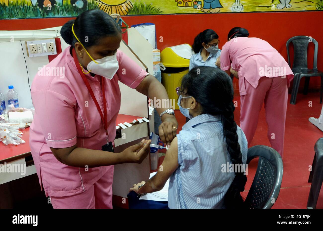 Kolkata, India. 6th June, 2021. Students of a private school receive the COVID-19 vaccine in Kolkata, India, on June 6, 2021. India's COVID-19 tally rose to 28,809,339 on Sunday with 114,460 new cases reported in the past 24 hours, the lowest single-day increase in the past two-months, said the federal health ministry. India's nationwide vaccination drive started on Jan. 16, and over 231 million vaccination doses have been administered so far. Credit: Str/Xinhua/Alamy Live News Stock Photo
