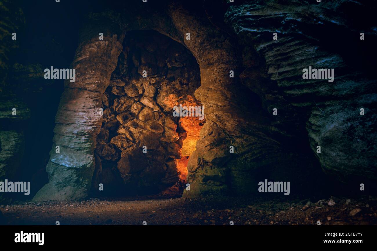Menschenleere Tropfsteinhöhle im Untergrund eines stillgelegten Bergwerks bei gruseliger Stimmunng mit einer Lichtquelle. Die Hölle von Golum. Stock Photo