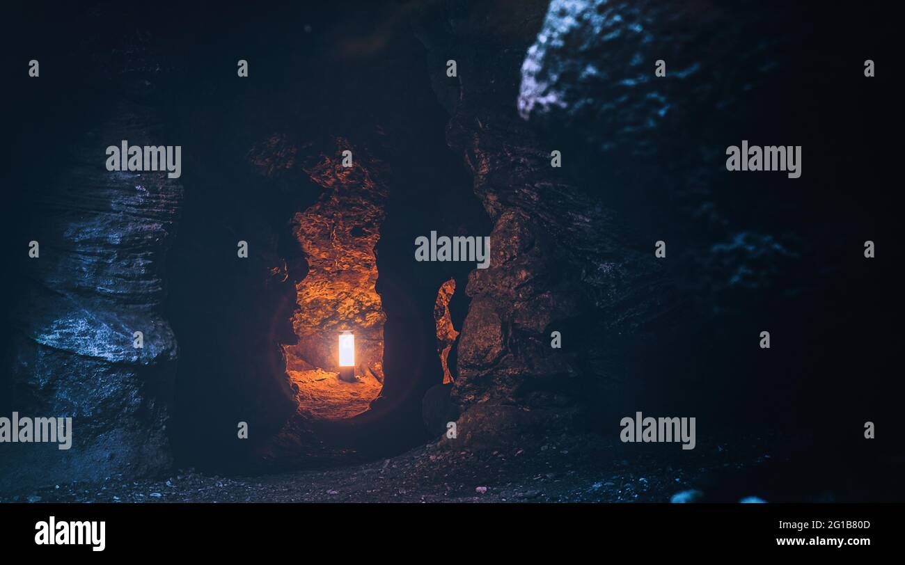 Menschenleere Tropfsteinhöhle im Untergrund eines stillgelegten Bergwerks bei gruseliger Stimmunng mit einer Lichtquelle. Die Hölle von Golum. Stock Photo