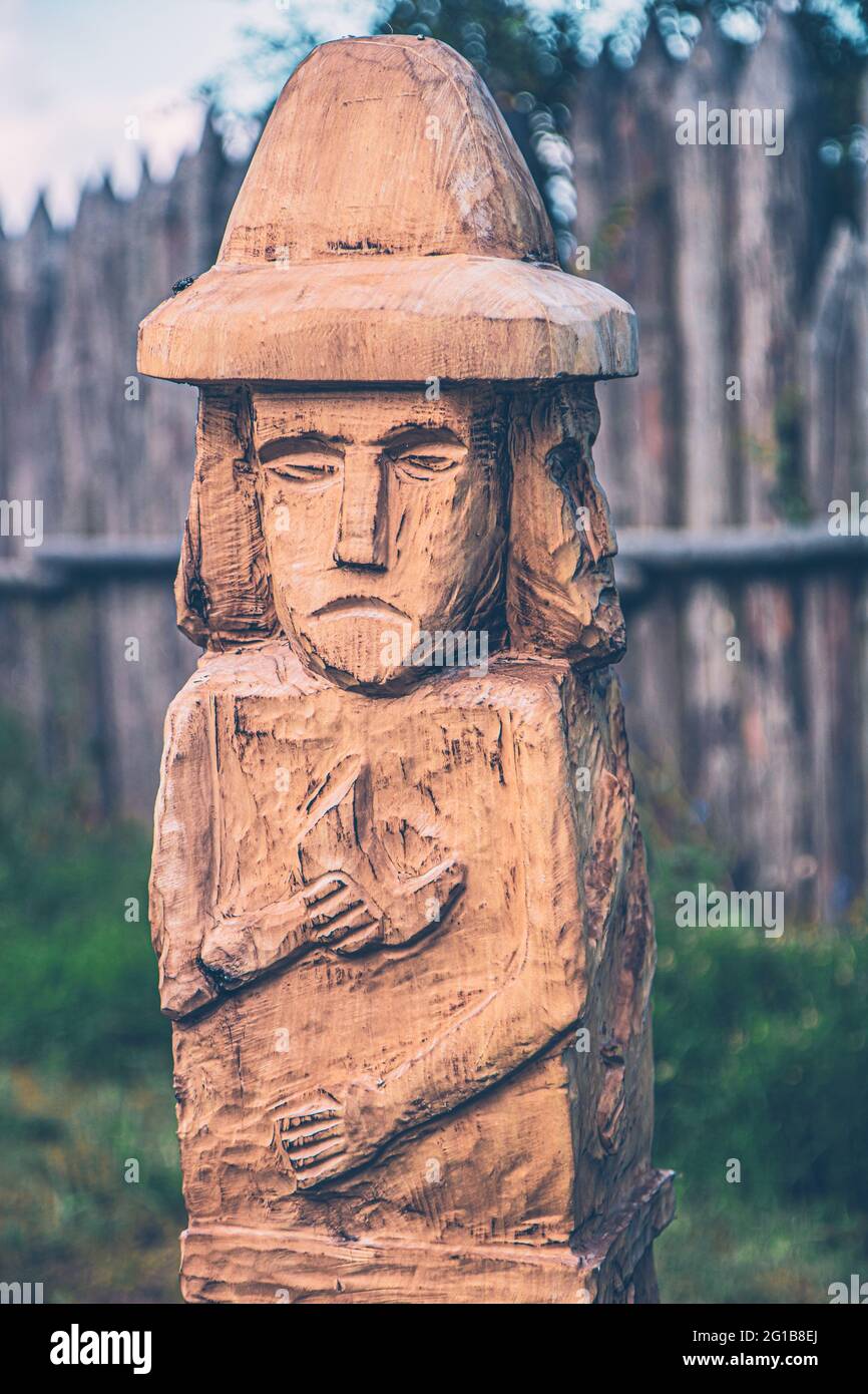 Buddha Der Erwachte - Denkmal Statue aus Holz als Mahnmal in freier Natur Stock Photo