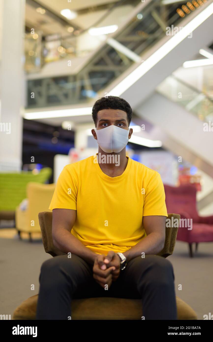 Man wearing yellow t shirt hi-res stock photography and images - Alamy
