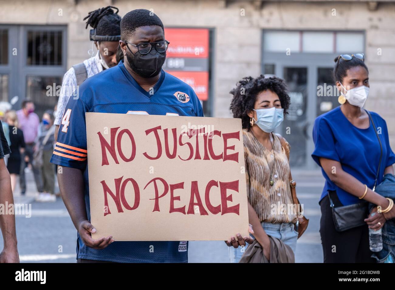 Barcelona, Spain. 06th June, 2021. A protester holding a placard saying, No justice No peace, during the demonstration. Summoned by Black Community Resists, a group of people have gathered in Plaza de Sant Jaume to commemorate the year of the murderer of the American citizen, George Floyd and denounce systemic and structural racism. Credit: SOPA Images Limited/Alamy Live News Stock Photo