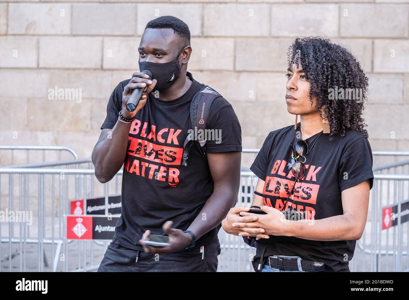 Barcelona, Spain. 06th June, 2021. The spokesmen of La Comunidad Negra Resiste seen making statements during the demonstration. Summoned by Black Community Resists, a group of people have gathered in Plaza de Sant Jaume to commemorate the year of the murderer of the American citizen, George Floyd and denounce systemic and structural racism. Credit: SOPA Images Limited/Alamy Live News Stock Photo