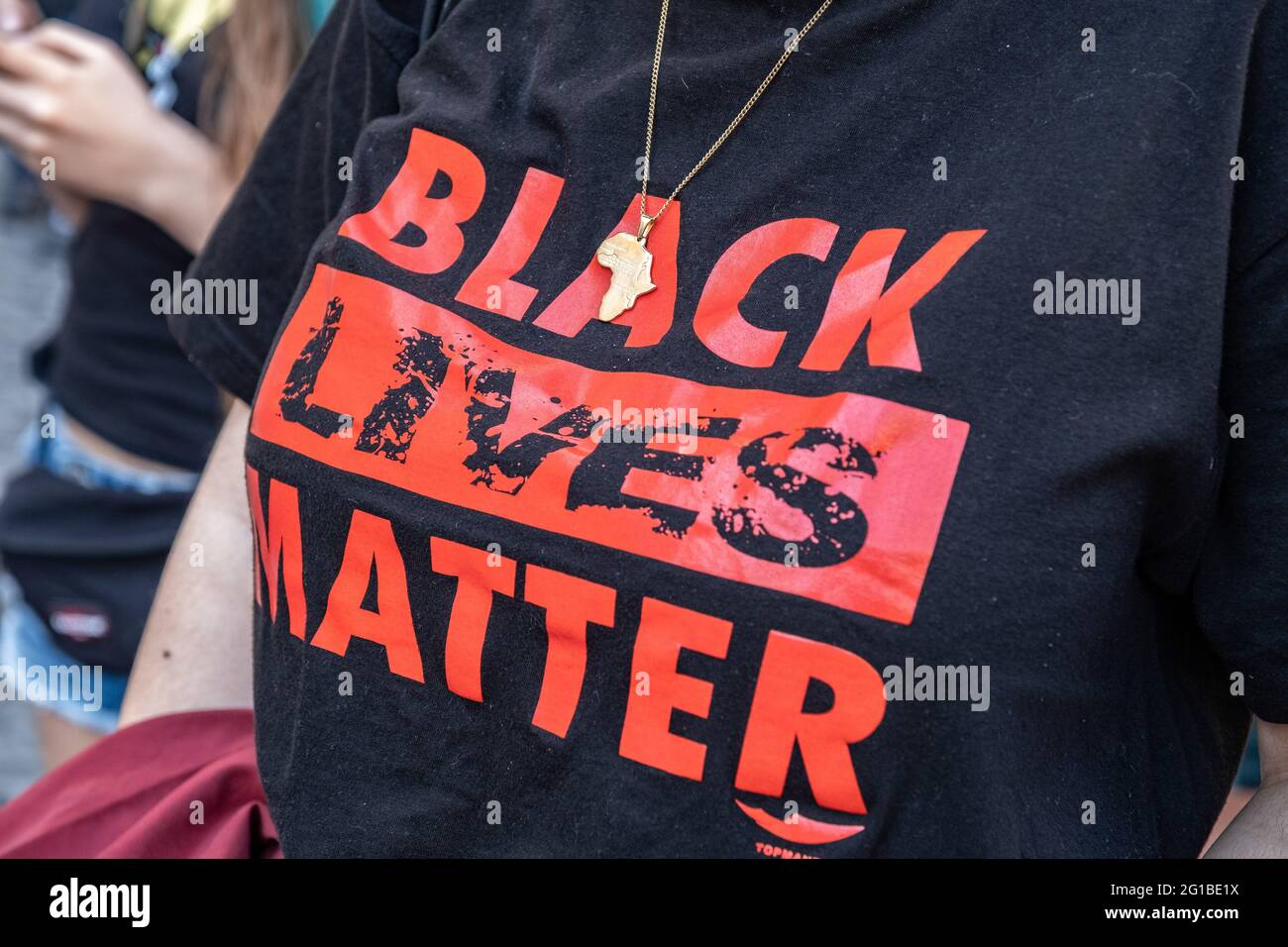 Barcelona, Spain. 06th June, 2021. A protester with a golden jewel representing the African continent on the Black Lives Matter shirt during the demonstration. Summoned by Black Community Resists, a group of people have gathered in Plaza de Sant Jaume to commemorate the year of the murderer of the American citizen, George Floyd and denounce systemic and structural racism. (Photo by Paco Freire/SOPA Images/Sipa USA) Credit: Sipa USA/Alamy Live News Stock Photo