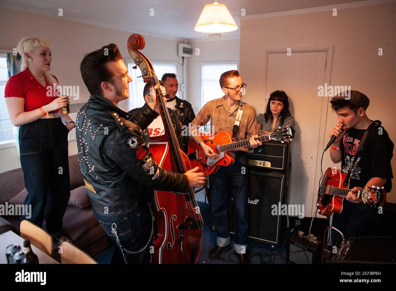 GREAT BRITAIN / England /Norfolk /Hemsby Rock 'N' Roll Weekender Rockabilly house party with double bass and guitar. Revellers get into the swing. Stock Photo